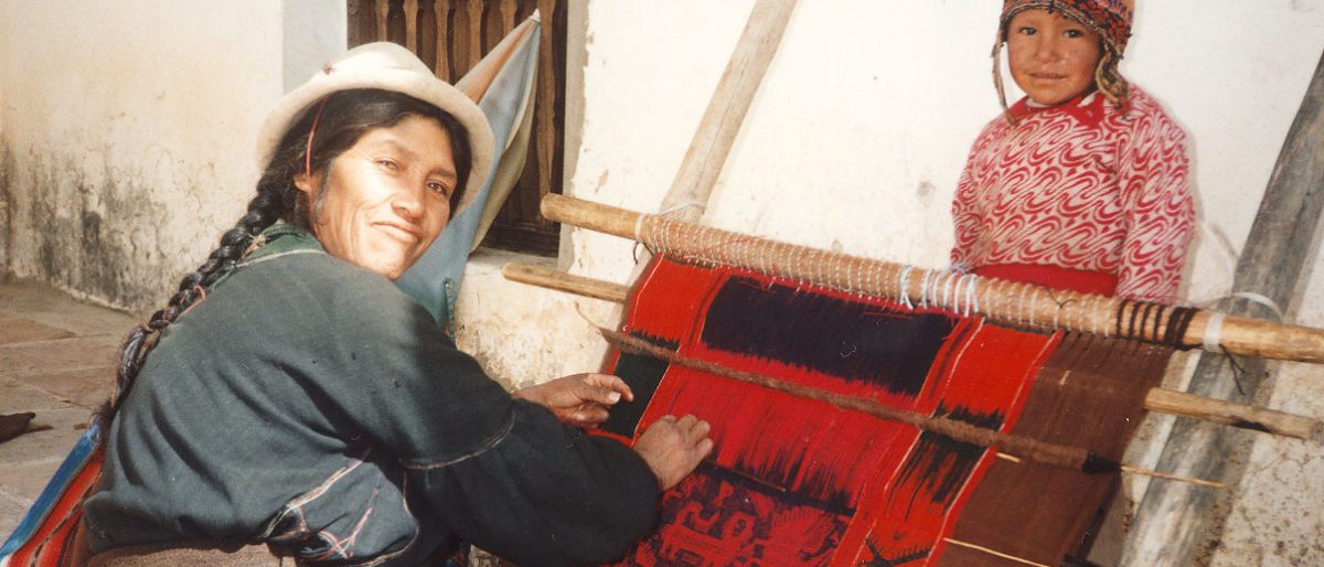 Bolivianische Frau beim Weben