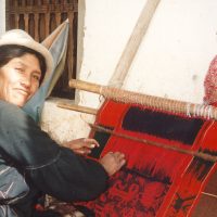 Bolivianische Frau beim Weben