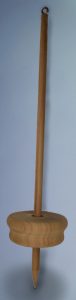 Eine Fallspindel mit Schaft und Wirtel aus Holz