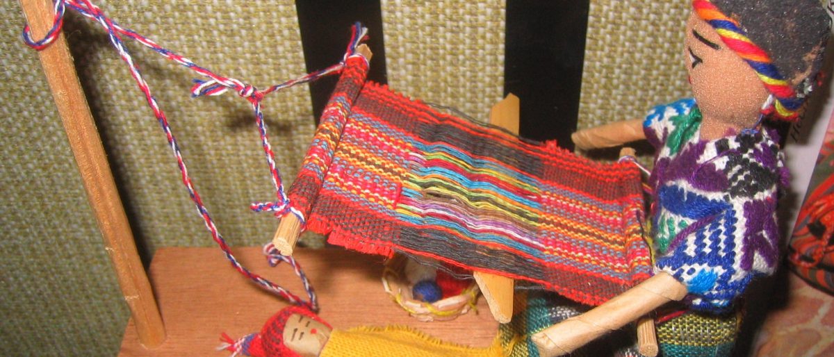 Modell eines Hüftwebgerätes aus Guatemala mit Weberin