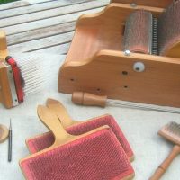 Wollvorbereitung - Kämme und Kardiergeräte
